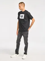 Remera negra de manga corta con cuello redondo y estampa frontal de caja blanca con el logo de Cat en negro.