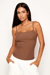 Musculosa de viscosa acanalada con elastano, de calce ajustado al cuerpo. Presenta escote recto y breteles finos regulables.