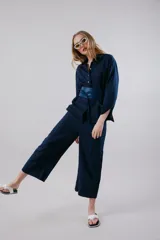 Pantalón azul de corte ancho y tiro alto.