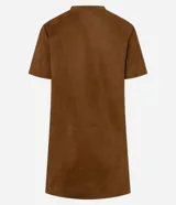 Vestido corto recto color verde militar, confeccionado en gamuza sintética con elastano. Presenta cuello redondo, mangas cortas y ruedo redondeado.