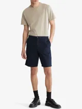 Short chino azul marino de algodón elástico, con ajuste regular, cierre con cremallera y botón, bolsillos laterales y traseros, trabillas para cinturón e insignia con el logo.