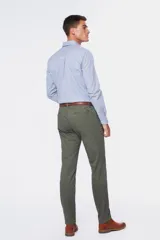 Pantalón gris de gabardina, corte clásico, con bolsillos laterales y traseros.