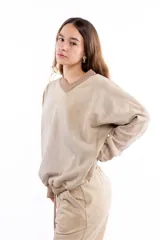 Pantalón de pierna ancha con estampado floral en tonos violeta y lila. Presenta una pretina elástica con cordón ajustable, bolsillos laterales y un diseño de corte holgado.