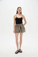 Short de algodón a rayas, de calce medio y diseño ancho.