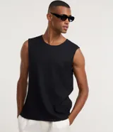 Musculosa de hombre color negro con textura de punto y escote redondo.