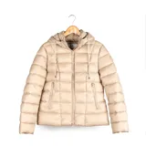 Campera puffer beige de poliéster, con capucha, cierre frontal, bolsillos laterales y calce al cuerpo.