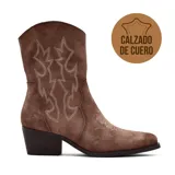 Bota texana de caña media confeccionada en gamuza color marrón, con bordados decorativos en el lateral y taco cuadrado de altura media.