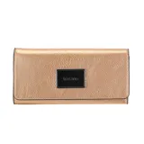 Monedero dorado con textura granulada, cierre con broche imán, gran capacidad, bolsillo interior con cierre y logo de la marca Terrano en placa metálica.