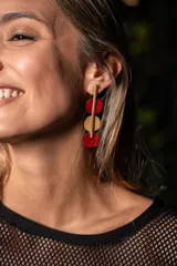 Aros colgantes con un poste dorado y tres círculos: rojo, dorado y rojo.