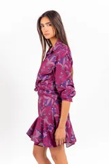 Minifalda color bordó con estampa exclusiva y volado en el ruedo.