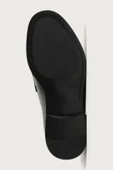 Mocasín de vestir para hombre confeccionado en piel con acabado abatanado, de color marrón. Cuenta con detalle de antifaz en el empeine, horma redonda, plantilla interior de piel y suela a contraste con ligero tacón.