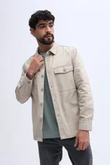 Sobrecamisa de algodón con efecto lavado y bolsillos frontales con solapa.