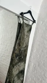 Vestido midi de tirantes finos con estampado abstracto en tonos marrones y verdes. Incluye un body debajo.