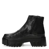 Botas tipo chelsea de cuero negro con caña media y paneles elásticos laterales. Presentan una suela track de plataforma alta con diseño dentado.