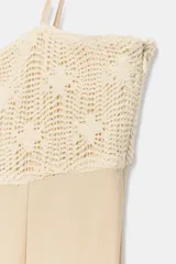 Vestido midi de color beige con escote recto adornado con un panel de encaje semitransparente, tirantes finos ajustables y falda fluida con cierre lateral con cremallera oculta.