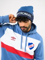 Gorro tipo beanie de punto color azul, con el nombre del Club Nacional de Football tejido en letras blancas y una franja decorativa en tono azul oscuro.