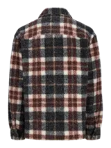 Sobrecamisa de textura tipo teddy con estampado de cuadros en tonos marrón, negro y crema. Presenta cuello camisero, cierre frontal de botones, bolsillos en el pecho y puños abotonados, con un corte relajado.