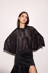 Camisa oversize de seda metalizada con diseño estampado de efecto terciopelo, hombros caídos, mangas murciélago amplias y cierre frontal con botones.