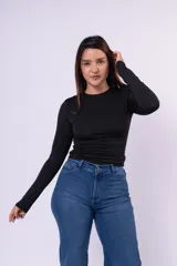 Remera de manga larga y cuello redondo, confeccionada en algodón con lycra, de calce entallado al cuerpo.