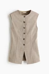 Chaleco largo sin mangas con cuello redondo y cierre frontal de botones. Presenta un diseño de tejido jacquard con patrón de cuadros pequeños y costuras verticales que definen la silueta.