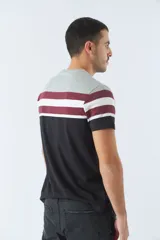 Remera de hombre a rayas horizontales en tonos rosa, blanco y azul marino. Tiene logo bordado en el pecho y corte regular.