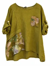 Blusa verde pistacho con recortes y bolsillo frontal con estampado floral, cuello redondo y mangas tres cuartos con presilla y botón para arremangar.