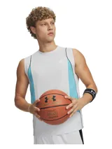 Musculosa deportiva Under Armour Curry Training de color gris, con paneles laterales en celeste y detalles de ribete en negro. Cuenta con sisas amplias y el logo de Curry impreso en el pecho.
