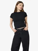 Remera negra de manga corta con diseño raglán y cuello redondo, de calce ajustado.