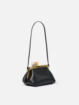 Cartera de cuero negro tipo sobre, con silueta abombada y marco metálico superior. Cuenta con broche de pinza decorado con una esfera plateada y un cubo dorado, correa fina desmontable y forro interior con tarjetero.