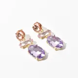 Aros colgantes con piedras de fantasía facetadas en tonos lavanda, rosa y durazno, con engarce dorado.
