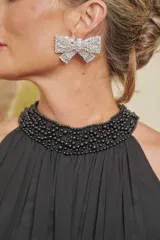 Caravana grande con forma de moña, adornada con strass y cristales transparentes.