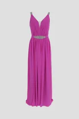 Vestido largo de fiesta color lavanda, con escote en V, breteles finos con apliques de strass y cinto con aplique de strass.