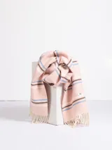 Bufanda de tejido suave en color rosado con diseño de rayas horizontales en tonos marrón, blanco y celeste. Presenta terminaciones con flecos en los extremos.