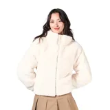 Campera de piel sintética color crudo, con cuello alto y cierre frontal completo.