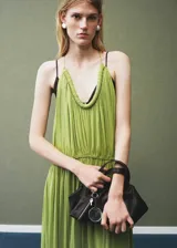 Vestido maxi largo de tejido plisado color verde lima, con cuello escotado, tirantes finos y cintura con fruncido elástico.