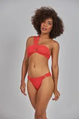 Top de bikini rojo con textura acanalada, un hombro y detalle de aro metálico.