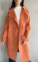 Tapado midi color terracota de efecto gamuzado, con cuello solapa, doble botonadura frontal y bolsillos laterales.