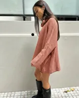 Sweater de punto con cuello volcado, diseño holgado y mangas largas con caída relajada.