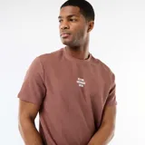 Camiseta de manga corta confeccionada en tejido de piqué de algodón, color marrón, con cuello redondo y pequeño estampado tipográfico en el pecho.