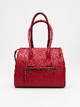 Cartera de mano estructurada de cuero vacuno rojo, con doble asa superior y detalles de charol en la parte superior. Cuenta con cierres metálicos y apliques decorativos laterales con hebillas.