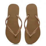Chanclas Havaianas modelo Slim de color tostado con tiras finas metálicas.