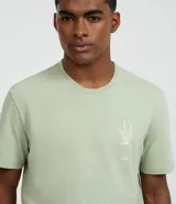 Remera verde claro de algodón, corte comfort, cuello redondo y manga corta. Estampa frontal con lettering y dibujo de espada de San Jorge.