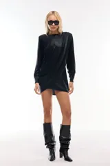 Minivestido negro con brillos, mangas largas y hombreras.