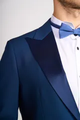 Ambo de ceremonia compuesto por saco negro con solapas de satén, chaleco rojo satinado, camisa blanca, corbatín rojo y pantalón de vestir negro a juego.