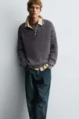 Polo relaxed fit de punto jacquard geométrico en hilatura de algodón, color morado con efecto lavado. Tiene cuello solapa, cierre frontal de botonadura y manga larga con acabados en rib.