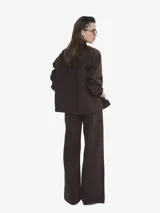 Chaqueta de denim gris con cuello solapa, manga larga abullonada y bolsillos frontales grandes. Presenta un calce regular y textura suave.