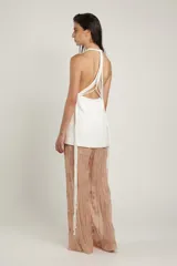 Chaleco largo color blanco de mezcla de viscosa con cuello halter, espalda descubierta, cierre con botones en la parte delantera y detalle de trenza.