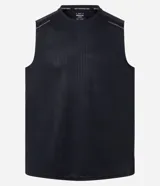 Musculosa deportiva Get Over de corte regular, color gris, con diseño sin mangas, cuello redondo y textura a rayas verticales sutiles. Confeccionada en poliéster liviano con tecnología Dry para mayor transpirabilidad.