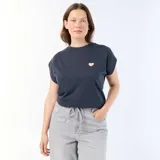 Camiseta de punto gris oscuro sin mangas, con cuello redondo y un pequeño bordado en forma de corazón dorado en el pecho.
