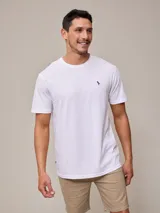 Remera blanca de algodón con cuello redondo y manga corta.